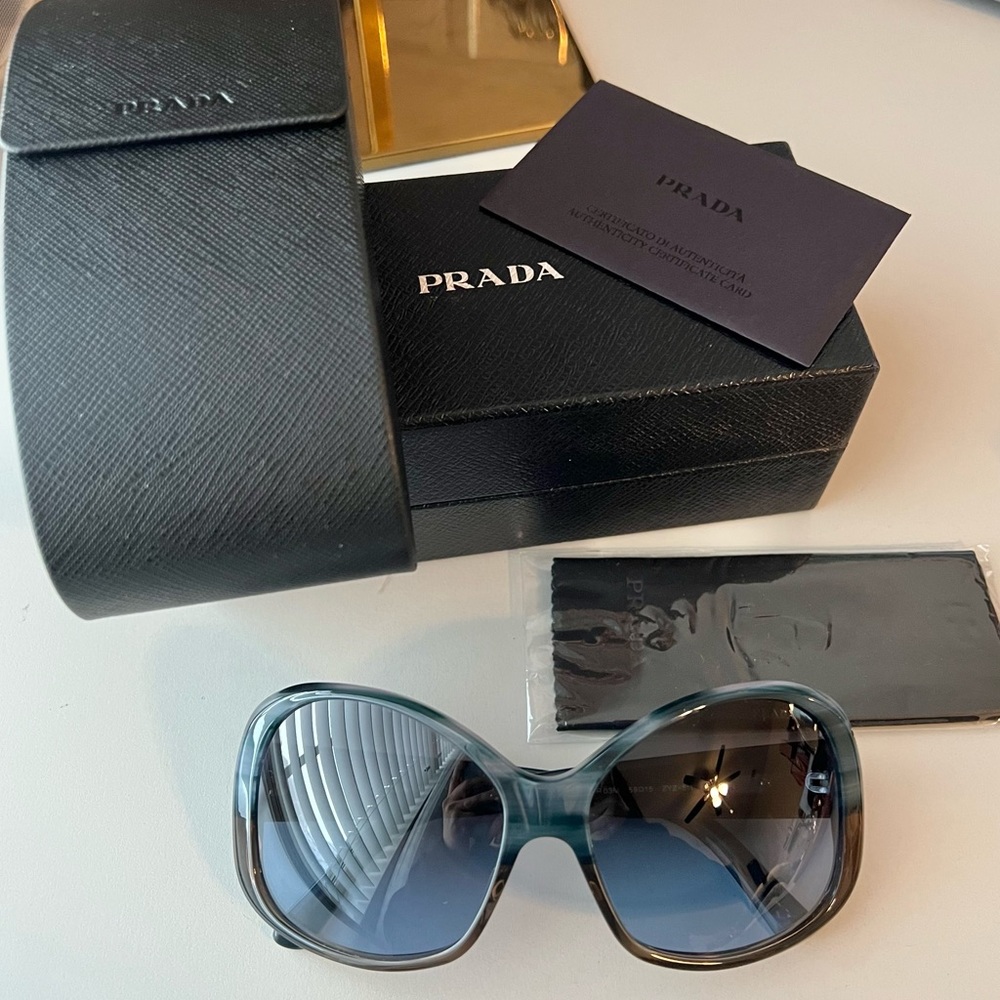 NWOT Prada SPR03M sunglasses